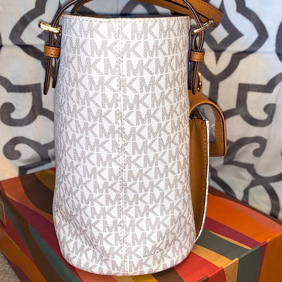 ***SOLD*** Michael Kors Jet Set Medium Signature Pocket Tote - Picture 3 of 14